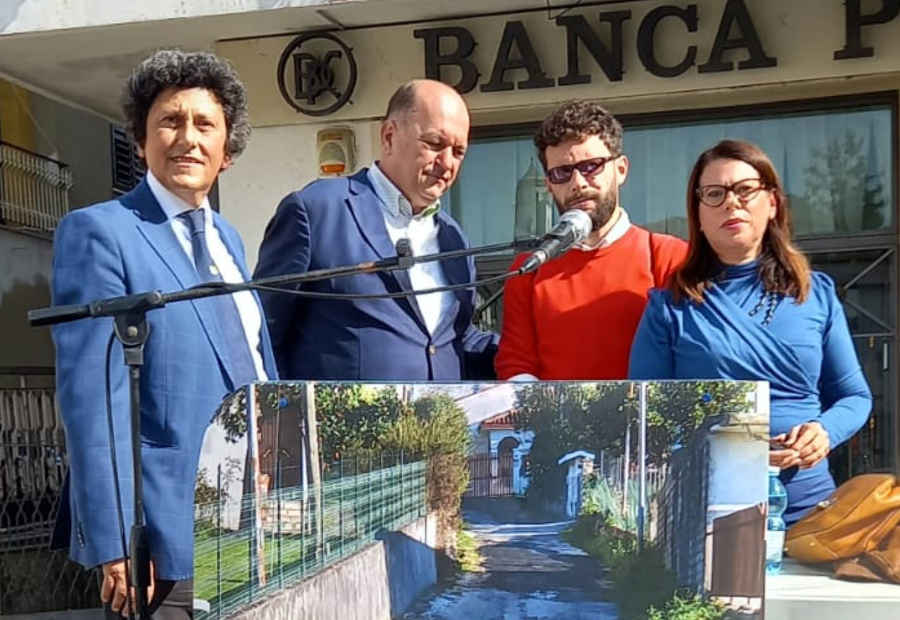 Consiglieri di minoranza in comizio