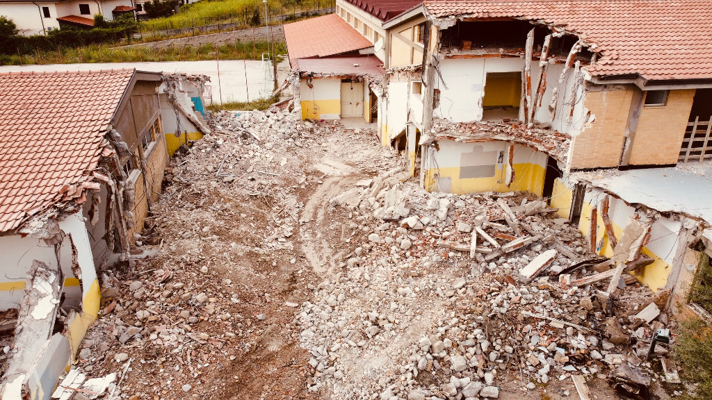 Demolizione edificio scuola media